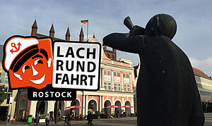 Die Silhouette eines Mannes vor dem Rathaus in Rostock. Neben ihm: das Logo der Lachrundfahrt.