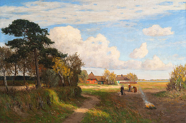 Eine Landschaft. Auf einem Feld brennt ein Lagerfeuer. Links und rechts stehen Bäume. Auf dem Feld arbeiten drei Personen. Im Hintergrund stehen Reet-Dach-Häuser. Dahinter ist Wasser.  