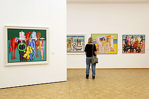 Eine Frau schaut sich Bilder an.