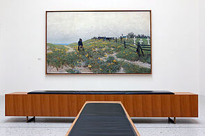 Das Gemälde zeigt eine Person am Strand. Sie hält vor einem Friedhof.