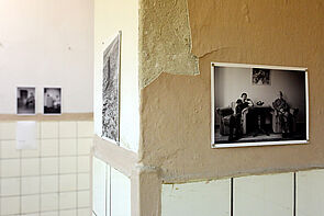 Schwarz-weiß-Fotos hängen an der Wand.
