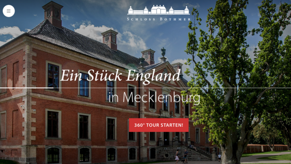 Das Schloss Bothmer. Daneben stehen Bäume. Auf dem Bild steht "Ein Stück England in Mecklenburg".