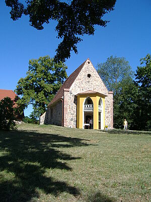 Eine Kirche auf einer Anhöhe. 