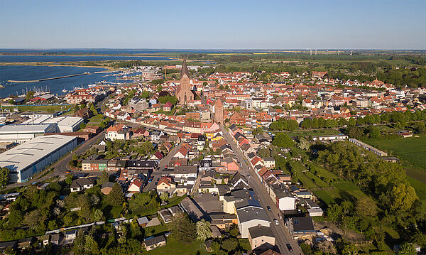 Ein Luftbild von Barth. Es zeigt viele Häuser und den Barther Bodden.