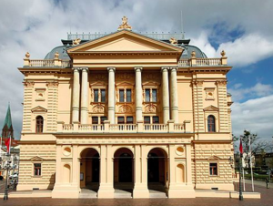 Außenansicht des Mecklenburgischen Staatstheaters.