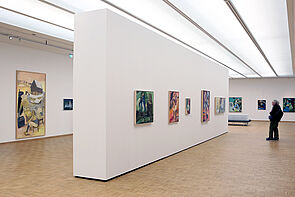 Eine Person betrachtet Bilder.