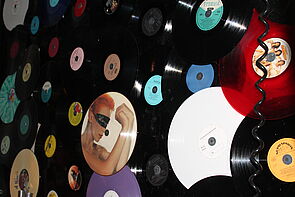 Eine Wand ist über und über mit Schallplatten bedeckt.