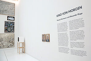 Kino von morgen. Die Ausstellungsbeschreibung steht auf einer Wand.