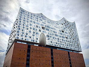 Ein Konzerthaus von außen. Das Bild zeigt die Elbphilharmonie in Hamburg.