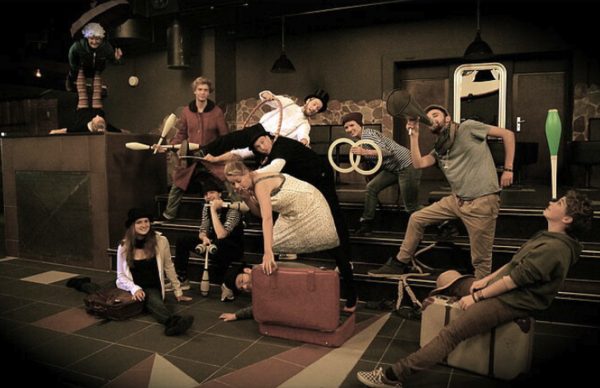 Frauen und Männer auf einer Bühne. Sie proben für eine Zirkusvorstellung.