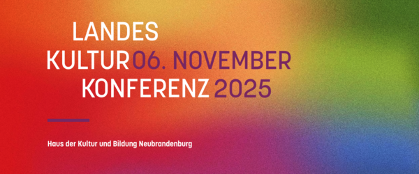 Die Ankündigung der Landeskulturkonferenz. Weiße Schrift auf buntem Hintergrund.