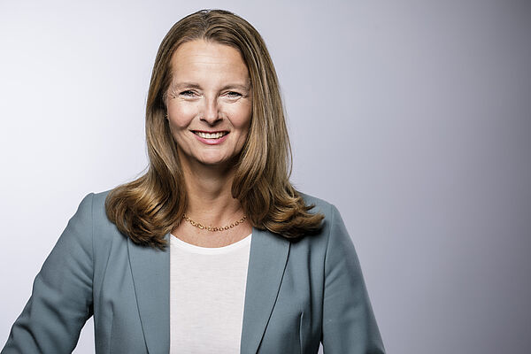 Ein Porträt. Auf dem Bild ist eine Frau zu sehen: die Kulturministerin Bettina Martin.