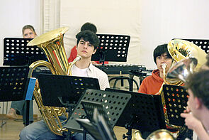 Zwei junge Blechbläser bei der Probe.