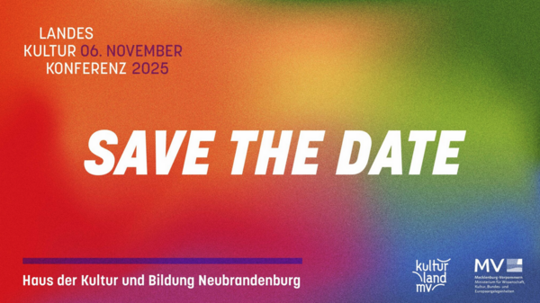 Eine bunte Tafel wirbt für die Landeskulturkonferenz.