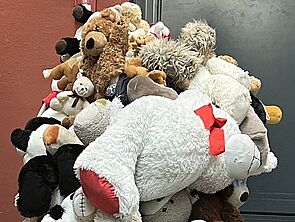 Ein großer Haufen voller Teddybären.