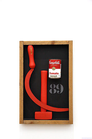 Eine Bild zeigt Hammer und Sichel und eine Dose für Tomatensuppe.