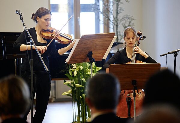 Zwei junge Musikerinnen spielen auf der Bühne.