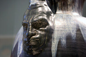 Nahaufnahme einer düster blickenden Figur.