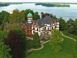 Eine Luftaufnahme von Schloss Wiligrad.