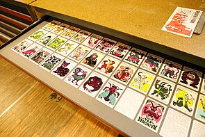 Historische Spielkarten werden ausgestellt.