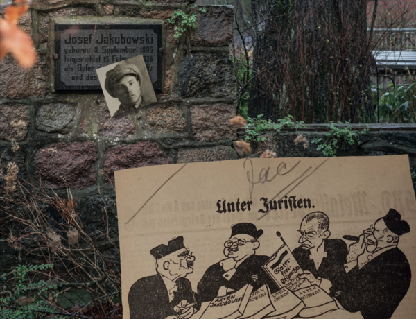 Der Flyer zur Ausstellung. Mit Foto und Karikatur.