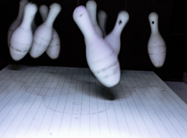 Kegel fliegen in die Luft.