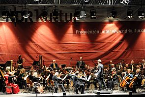 Das Orchester spielt.