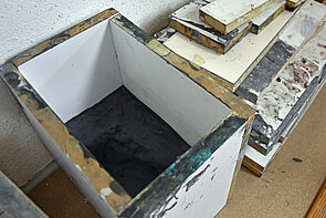 Ein hoher, ihnen leerer Quader.