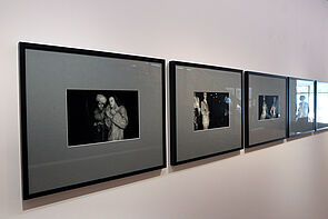 Bilderreihe in der Ausstellung mit Porträts.