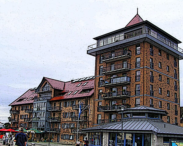 Ein altes, mehrgeschossiges Backsteingebäude.