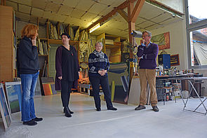 Vertreterinnen und Vertreter der Kunstkommission stehen mit Matthias Kanter im Atelier.