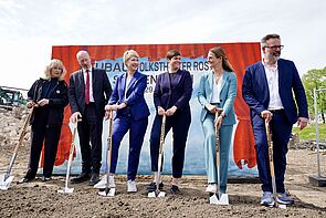 Vier Frauen und zwei Männer mit Spaten in der Hand. Offizieller Baustart in Rostock.
