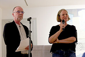 Zwei Personen mit Mikro. Sie sprechen über die Ausstellung.