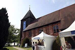 Blick von außen auf eine Kirche.