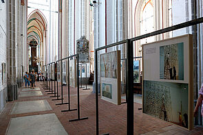 Weiter Blick in den Dom. Aufgereiht: die Bilder der Ausstellung.