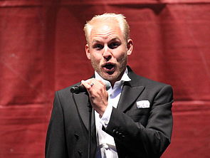Matthias Koziorowski singt in ein Mikrofon.
