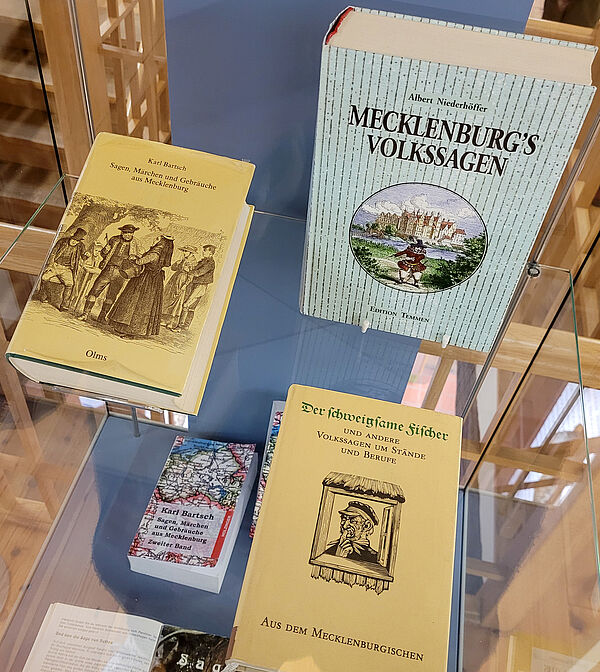 In einer Vitrine befinden sich Bücher mit Sagen über Mecklenburg. 