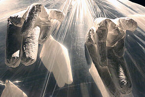 Der Blick in die ausgeleuchtete Installation.