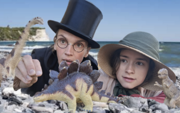 Zwei junge Schauspieler sind verkleidet. Sie forschen am Strand.
