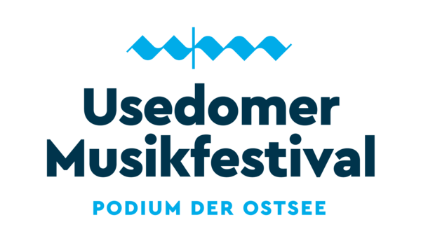 Das Logo zum Festival. In der Mitte steht in schwarzer Schrift Usedomer Musikfestival. Darüber befindet sich ein blaues Ornament. Darunter steht "Podium der Ostsee".