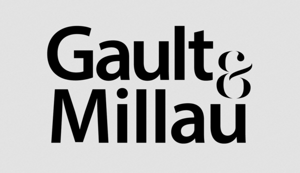 Auf grauem Hintergrund steht in schwarzen Buchstaben "Gault&Millau".