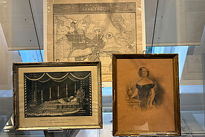 Drei Bilder. Ein Bild zeigt einen Plan der Stadt Schwerin. Ein anderes die Aufbahrung von Großherzog Paul Friedrich. Das dritte Bild zeigt Alexandrine, Großherzogin von Mecklenburg.