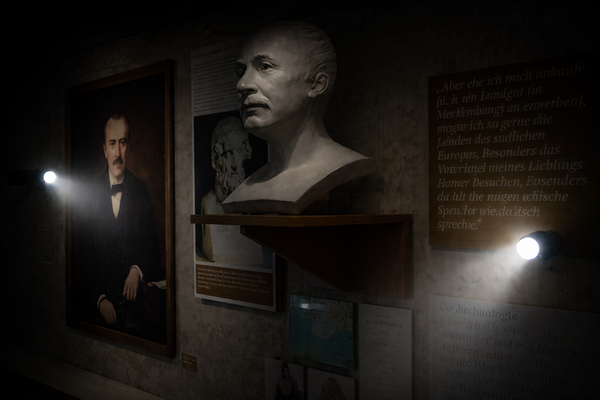 Scheinwerfer beleuchten ein dunkles Museum.