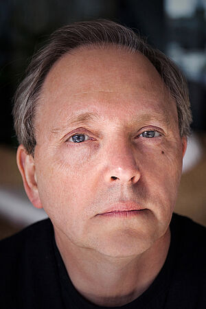 Nahaufnahme eines Mannes. Der Mann ist Olli Dittrich.