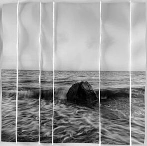 Ein Bild in Schwarz und Weiß. Es zeigt das Meer.