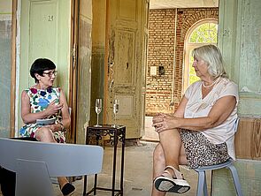 Zwei Frauen sind im Gespräch.