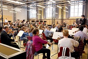 Blick in den Probenraum. Rechts zu sehen: der Dirigent.