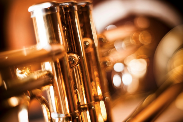 Nahaufnahme einer glänzenden Trompete.