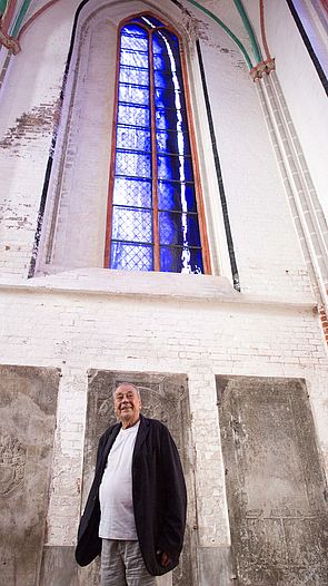 Günther Uecker vor seinem Werk - den Kirchenfenstern im Dom.