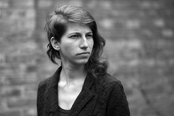 Ein Schwarz-Weiß-Porträt von Sarah Fischer.